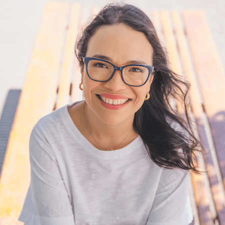 Luissiana Céspedes - Psicóloga Clínica Especialista en Ansiedad y Salud Hormonal. Te ayudo a apagar la "alerta constante", regular tu sistema nervioso y entender por fin la conexión entre tus hormonas y tus emociones. Recupera tu calma con un plan paso a paso.