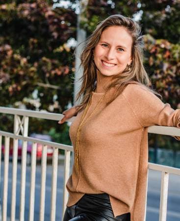 Natalia Topaz - Psicóloga clínica especializada en regulación emocional, trauma relacional, vínculos de parejas y sexualidades, acompañando procesos complejos con cercanía, profundidad y herramientas concretas basadas en la evidencia.