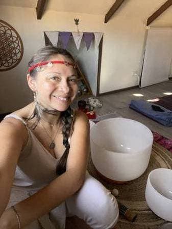 Lynda Espacio Violeta - Tarotista, instructora de Yoga, terapias complementarias varias y maestra de ceremonias 