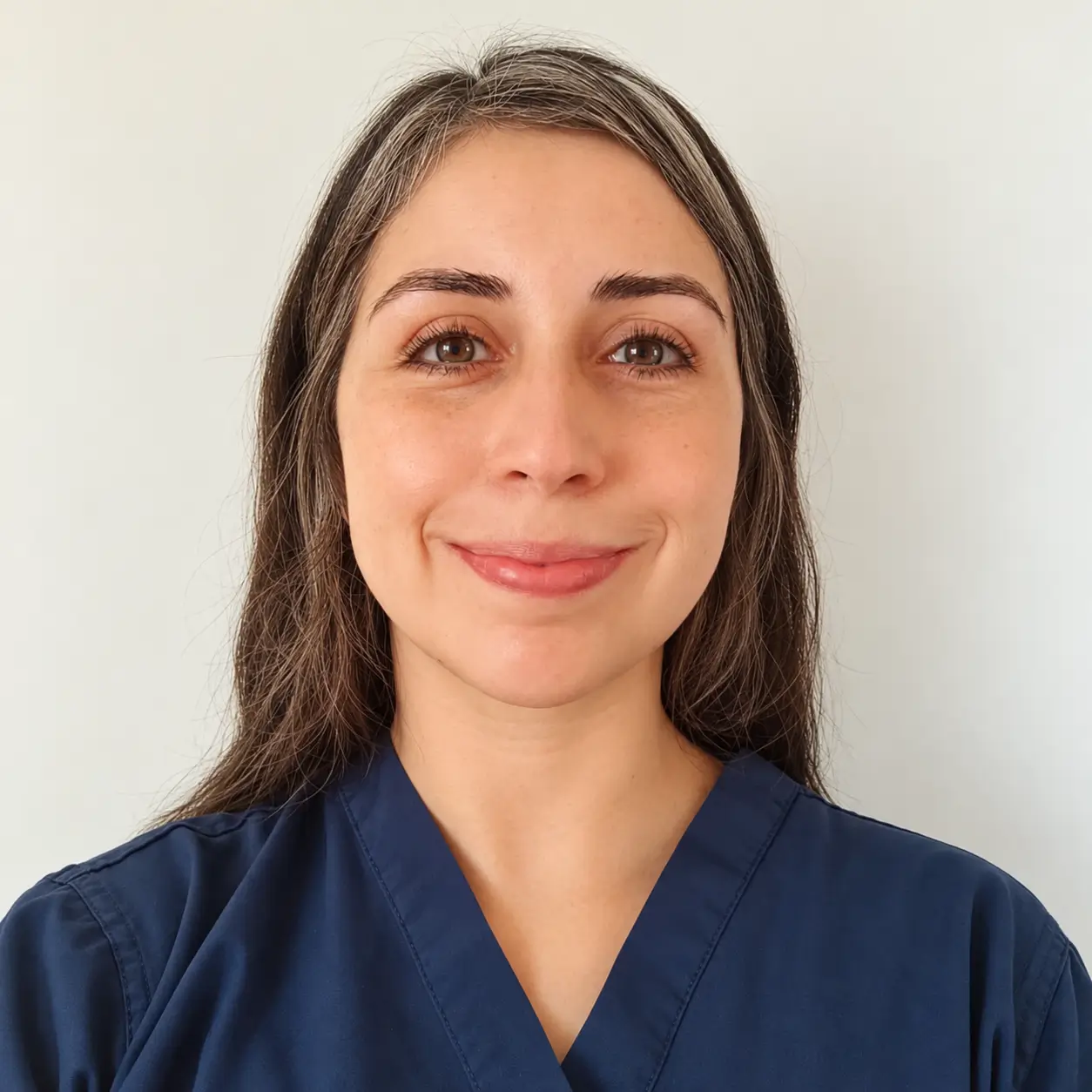 Paulina Parra Battaglia - Médica de Atención Primaria de Salud. Pasantía en Salud Mental desde un enfoque de Género y DDHH 2022. Pasantía Equipo CEA Especialidades SSDR 2026. Habilitada por MINSAL en Registro de Profesionales Educación Especial para Evaluación y Diagnóstico. Diplomada en Neurodivergencia. Diplomada en Sexualidad Integral. Experiencia en acompañamiento a personas neurodivergentes en servicio público y privado. Experiencia en acompañamiento a disidencias sexogenéricas.